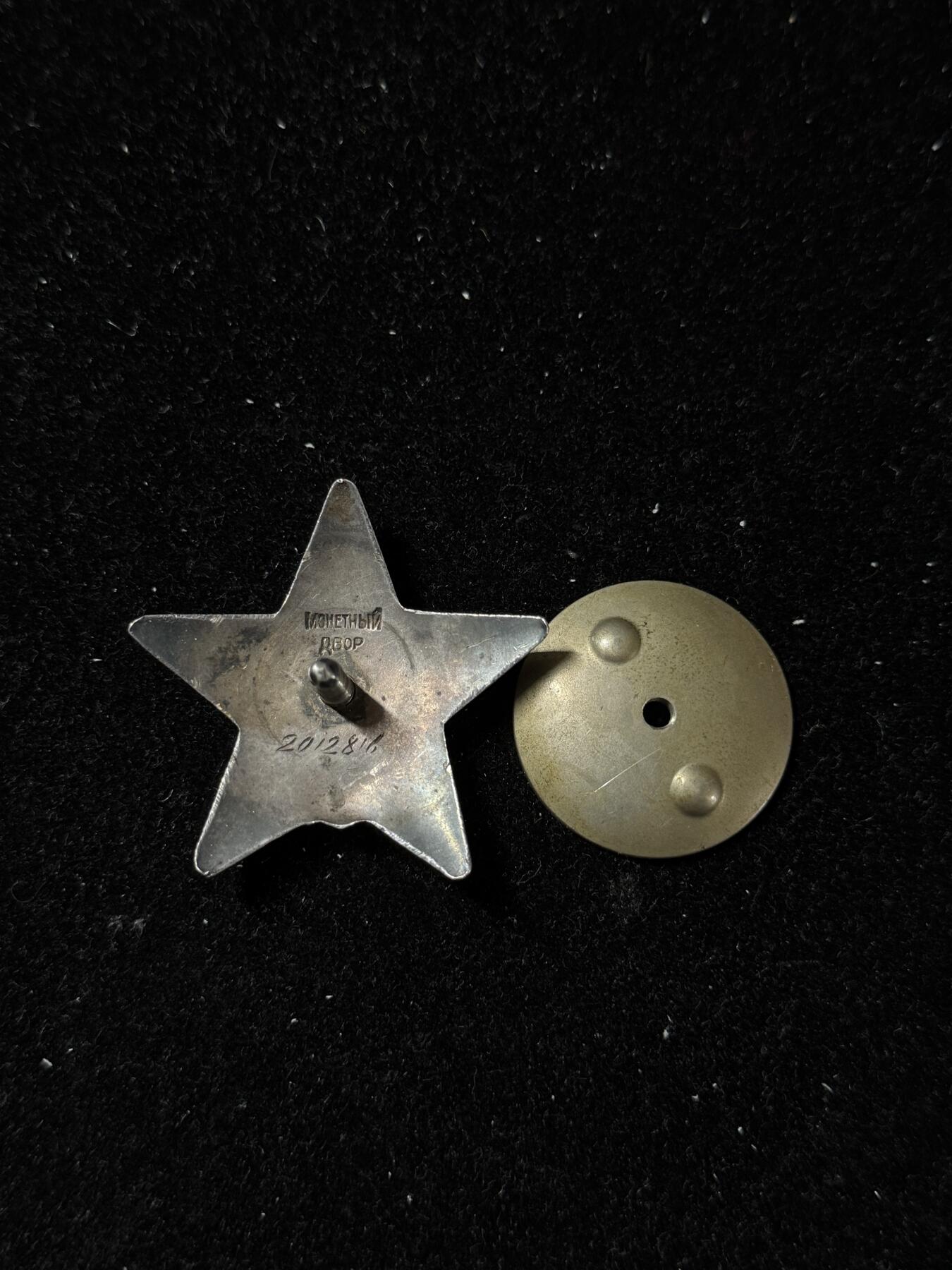 戎马世界章牌大赏第103期 苏联红星勋章，号段2012186，档案已查，因从维斯瓦河到勃兰登堡冒着空袭驾驶2800公里为坦克送去燃油获得