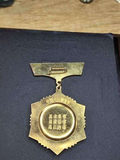 新时代收藏徽章红藏拍卖(第二十四场)  限时回归徽章杂项大合集拍场 从事飞行教学20年奖章 正面为一架歼8战斗机 授予经验极其丰富的战斗机飞行教官的奖章 三总授予 非常正规