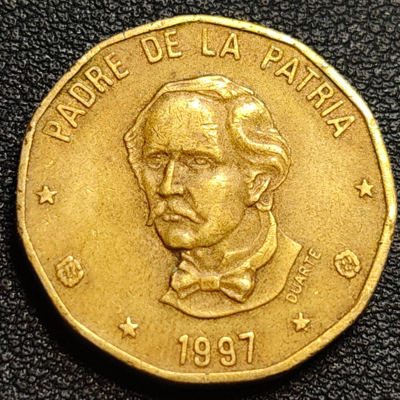 泉币菌-第93场-精品福利场（满包邮条件，下周一发货） 少见 1997年 多米尼加共和国 1比索黄铜币 国父胡安杜阿尔特  25毫米6.5g