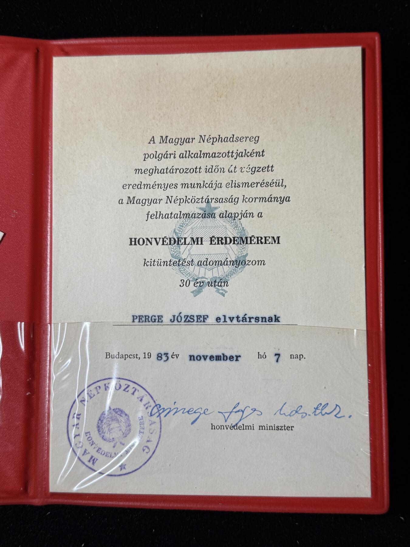 戎马世界章牌大赏第103期 匈牙利人民共和国1983年颁发给 Perge József 的“国防功勋奖章”证书与证明卡一套，因其三十年优异工作成绩而授予，带国防部长签字与官方印章
