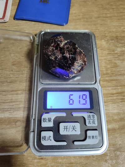 新时代收藏徽章红藏拍卖(第二十四场)  限时回归徽章杂项大合集拍场 宝石矿物标本 石榴石手电打上去很通透 60多克挺重的