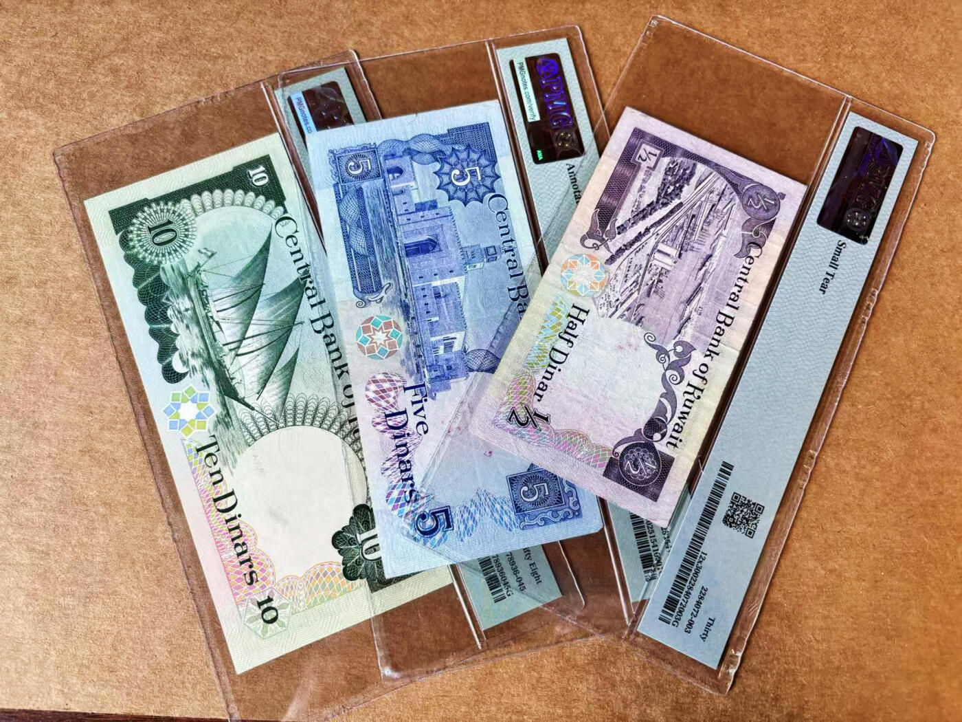 【Blue Auction】世界纸币精拍第714期——18级TOP拍卖/信誉/品质/专业/高效💫 【一组3张】科威特1980年1/2-5-10第纳尔 被伊拉克军队偷盗禁用版 PMG30/PMG58EPQ