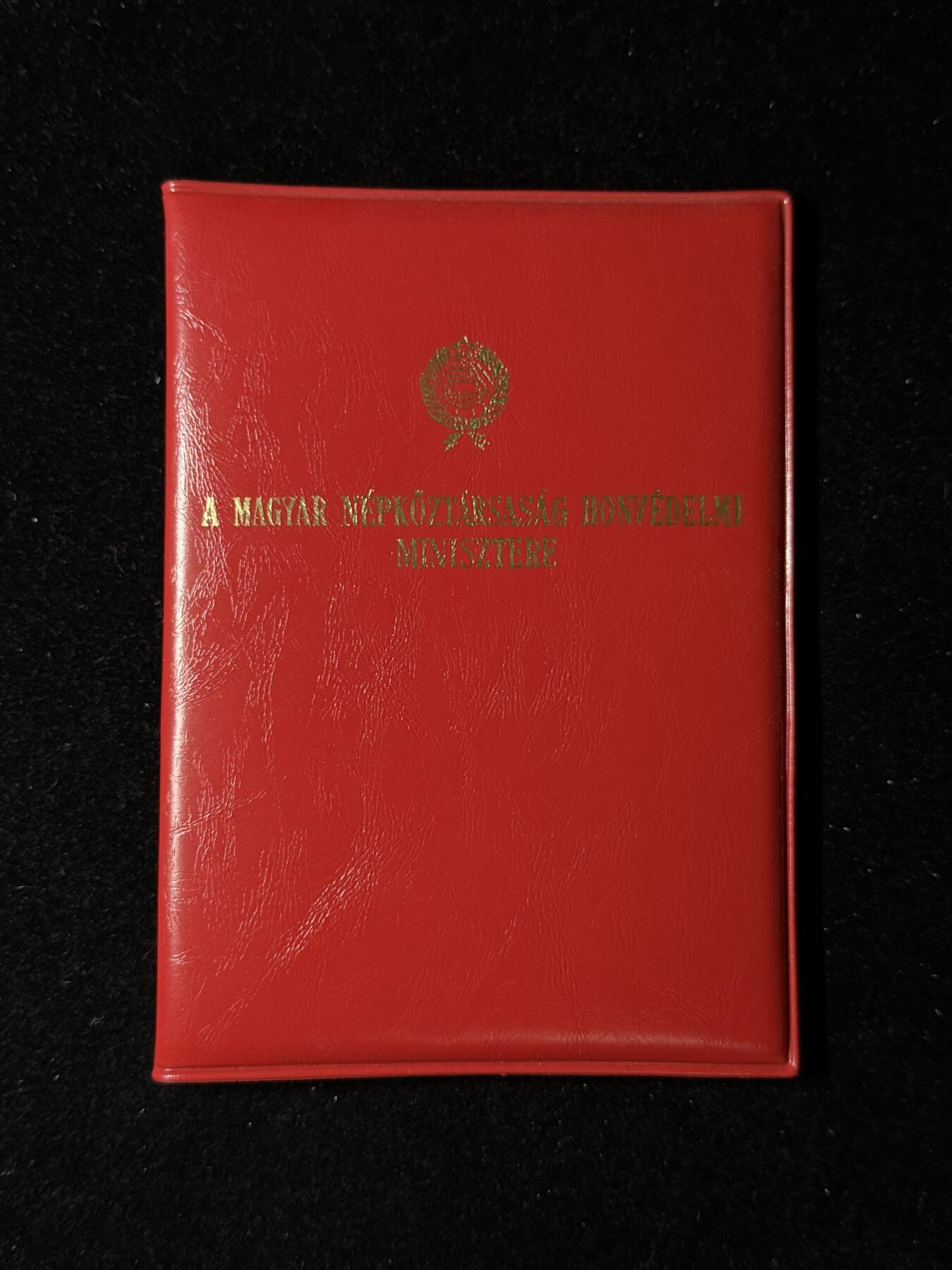 戎马世界章牌大赏第103期 匈牙利人民共和国1983年颁发给 Perge József 的“国防功勋奖章”证书与证明卡一套，因其三十年优异工作成绩而授予，带国防部长签字与官方印章