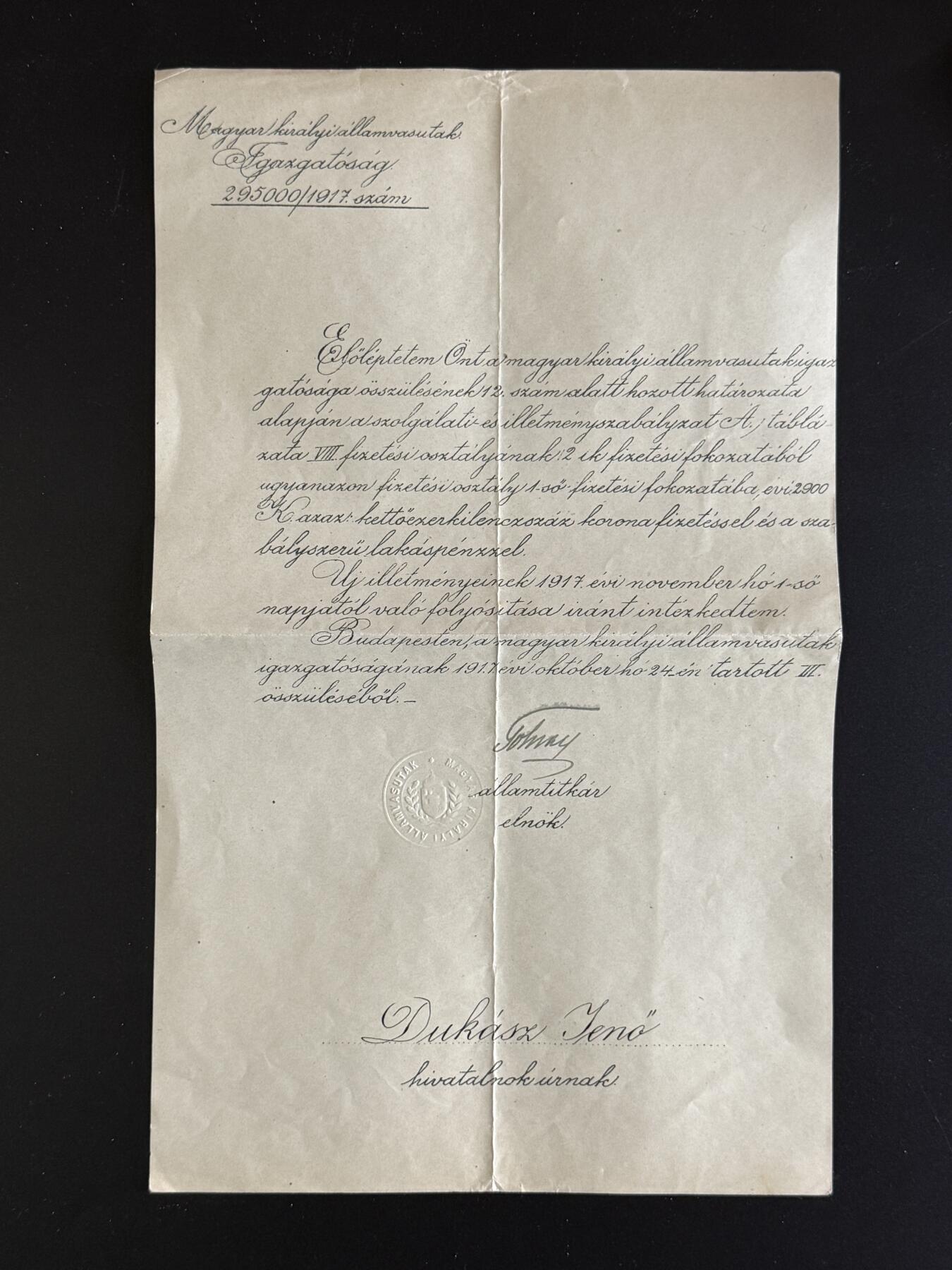 戎马世界章牌大赏第103期 匈牙利王国国家铁路管理局1917年任命状，授予 Dukász Jenő 官员薪级晋升（VIII→VII），年薪2000克朗，附王国压印徽章与国务秘书签字