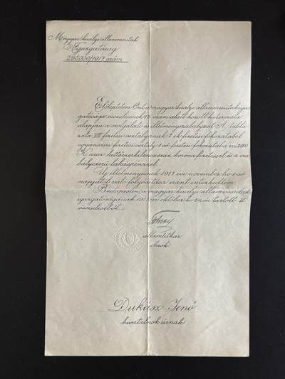戎马世界章牌大赏第103期 - 匈牙利王国国家铁路管理局1917年任命状，授予 Dukász Jenő 官员薪级晋升（VIII→VII），年薪2000克朗，附王国压印徽章与国务秘书签字