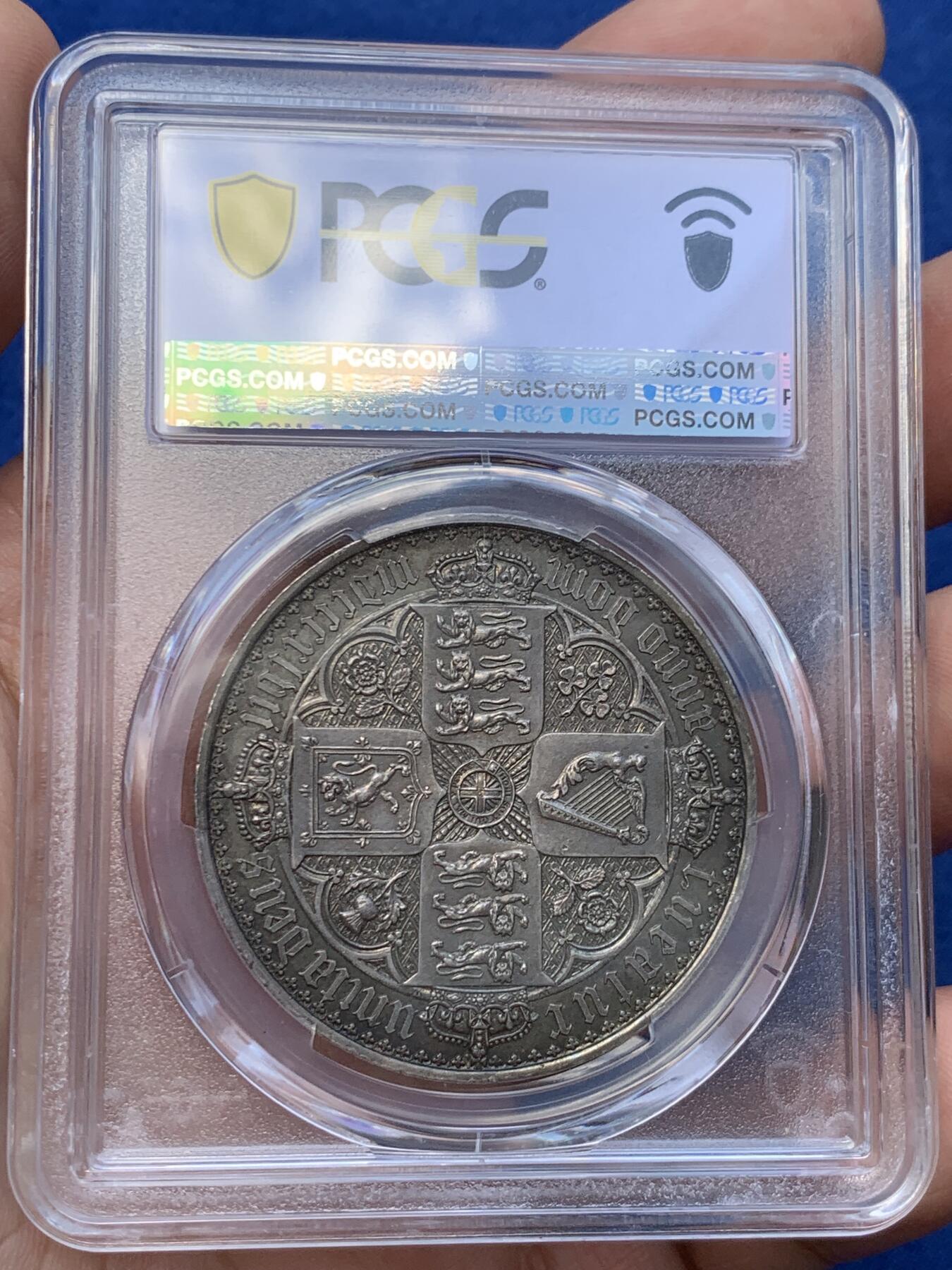 《竞宝斋》第411场 周日，周一，周二，3场连拍 （全场包邮） PCGS PR62 英国1847年维多利亚女王肖像 哥特体精制克朗银币  最美英国硬币 铸造量8000枚 醇美包浆 立体感一流 上手震撼 龙头品种 （人像面文字分别为：维多利亚，蒙神之恩，不列颠女王，信仰守护者；背面文字分别为：守护，联合王国神，主纪念，第1847年），深彩包浆，打制犀利。