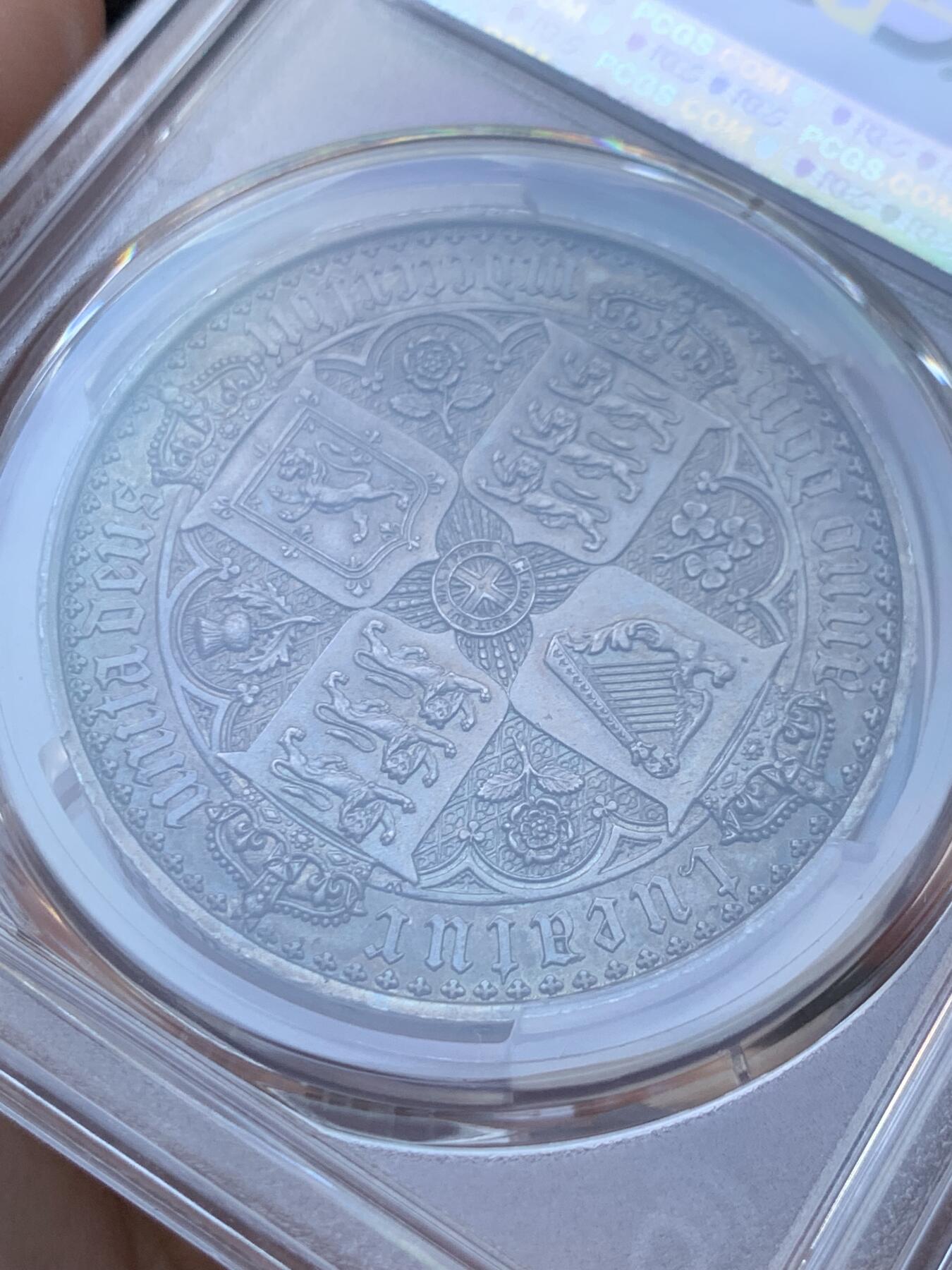 《竞宝斋》第411场 周日，周一，周二，3场连拍 （全场包邮） PCGS PR62 英国1847年维多利亚女王肖像 哥特体精制克朗银币  最美英国硬币 铸造量8000枚 醇美包浆 立体感一流 上手震撼 龙头品种 （人像面文字分别为：维多利亚，蒙神之恩，不列颠女王，信仰守护者；背面文字分别为：守护，联合王国神，主纪念，第1847年），深彩包浆，打制犀利。