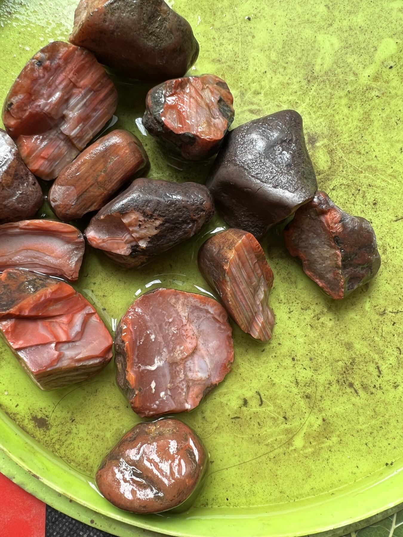 零元拍：漂亮的南红玛瑙葫芦，纯手工，尺寸约：大肚 14，小肚 10，高 23，4.3克，因为拍照环境以及光线的变化，颜色以实物为准。拍到就送一斤（只多不少）南红鱼缸石