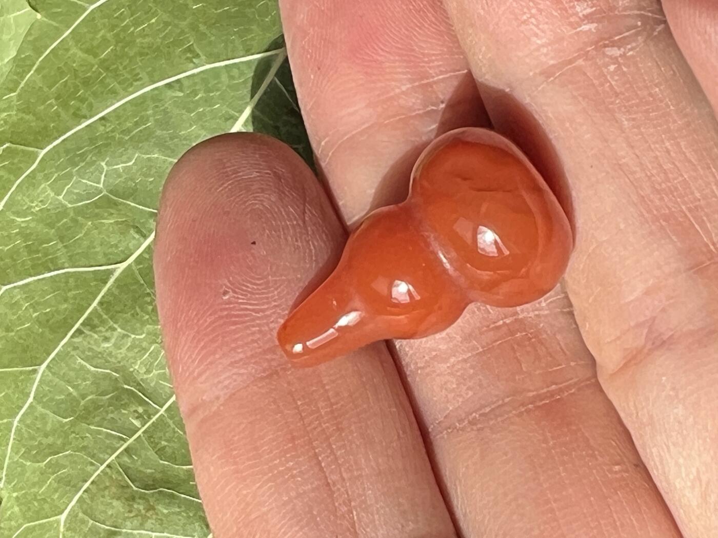 零元拍：漂亮的南红玛瑙葫芦，纯手工，尺寸约：大肚 14，小肚 10，高 23，4.3克，因为拍照环境以及光线的变化，颜色以实物为准。拍到就送一斤（只多不少）南红鱼缸石