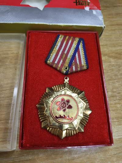 新时代收藏徽章红藏拍卖(第二十四场)  限时回归徽章杂项大合集拍场 新疆昌吉州五一劳动奖章 带盒 上挂环没了 少见带编号 368吉祥号