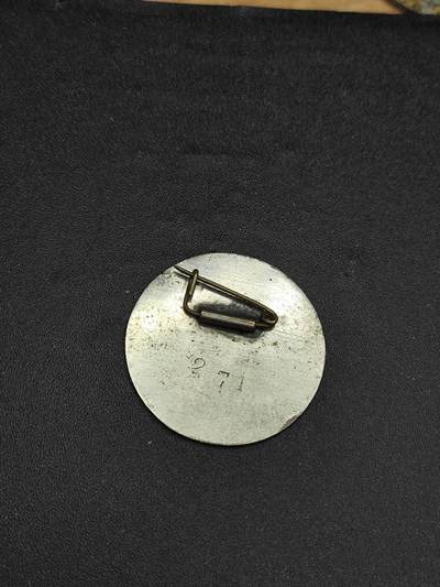 新时代收藏徽章红藏拍卖(第二十四场)  限时回归徽章杂项大合集拍场 50年代天津新生儿统计学校校徽 油漆章难保存 品相还不错 背后带编号