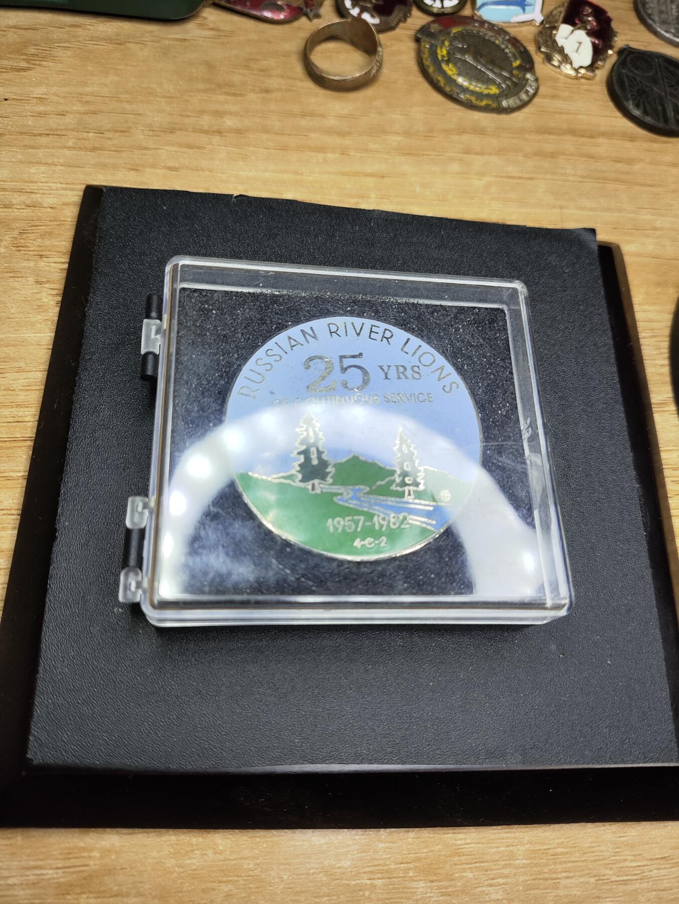 新时代收藏徽章红藏拍卖(第二十四场)  限时回归徽章杂项大合集拍场 美国加利福尼亚俄罗斯河谷护林员工作25周年纪念章 铜制珐琅带原盒 台湾代工