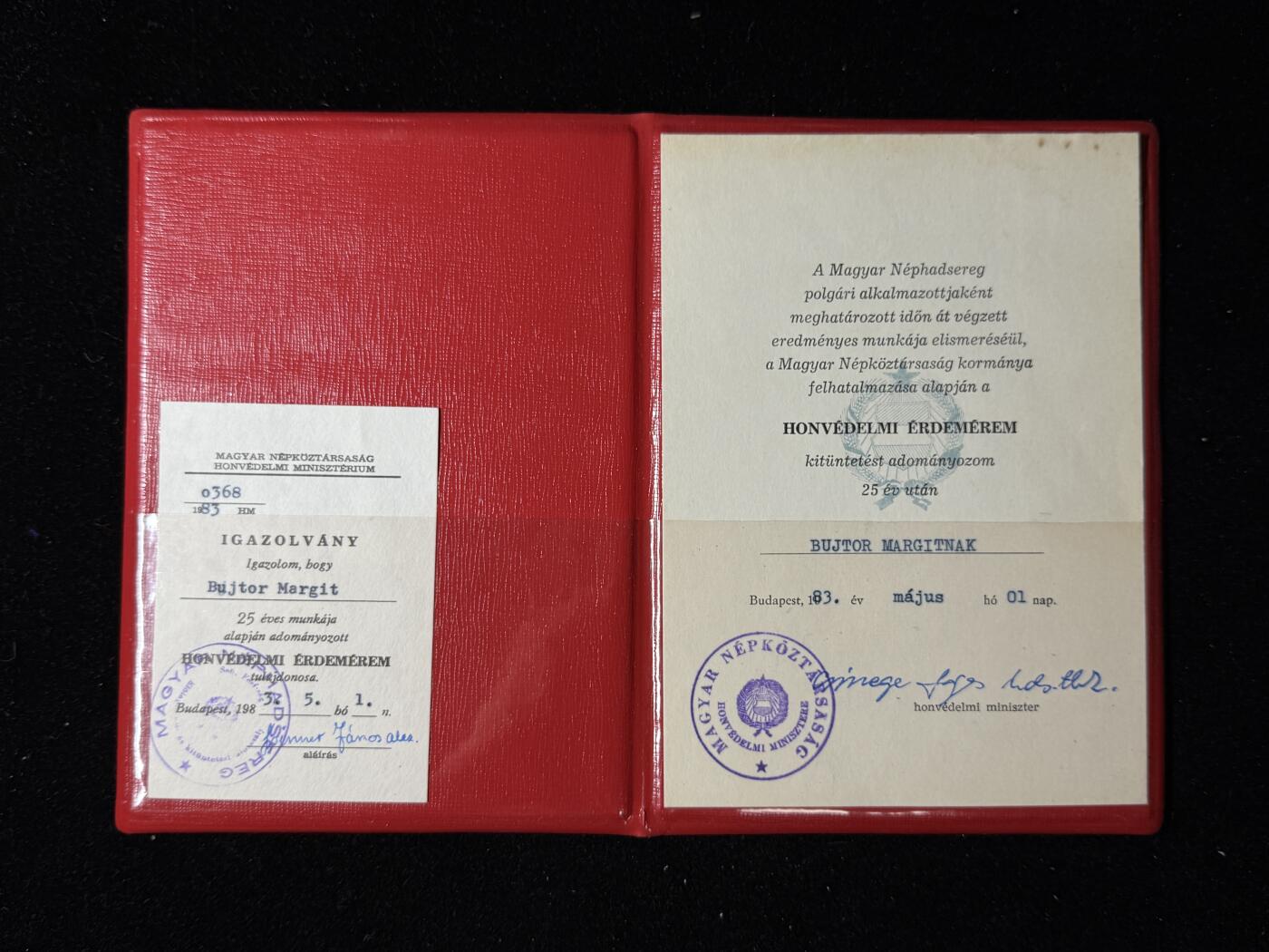 戎马世界章牌大赏第103期 匈牙利人民共和国1983年颁发给 Bujtor Margit 的“国防功勋奖章”证书与证明卡一套，因其25年优异工作成绩而获此荣誉，带国防部长签字与国防部印章