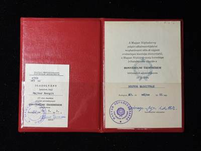 戎马世界章牌大赏第103期 - 匈牙利人民共和国1983年颁发给 Bujtor Margit 的“国防功勋奖章”证书与证明卡一套，因其25年优异工作成绩而获此荣誉，带国防部长签字与国防部印章