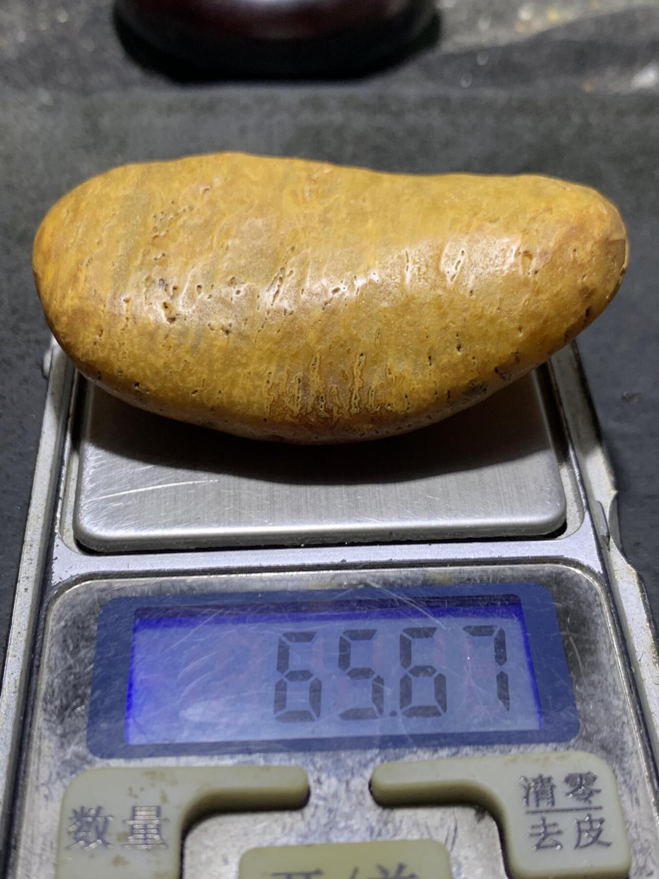 精美天然马达加斯加玛瑙原石把件，摆件一个