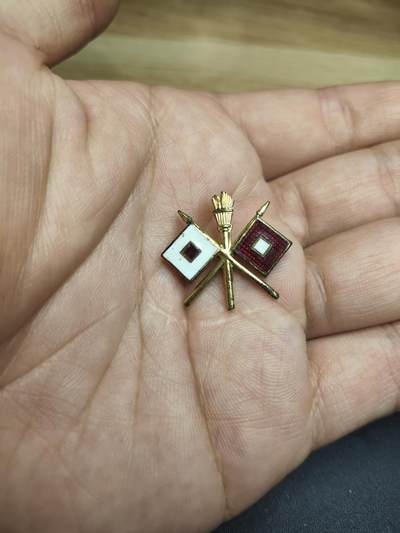 新时代收藏徽章红藏拍卖(第二十四场)  限时回归徽章杂项大合集拍场 - 二战美军 通讯兵种领章 带不生锈金属标记 与上件拍品尺寸相近但是细节略有不同 因此分开拍