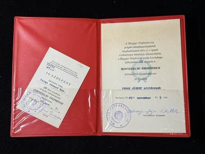 戎马世界章牌大赏第103期 - 匈牙利人民共和国1983年颁发给 Perge József 的“国防功勋奖章”证书与证明卡一套，因其三十年优异工作成绩而授予，带国防部长签字与官方印章