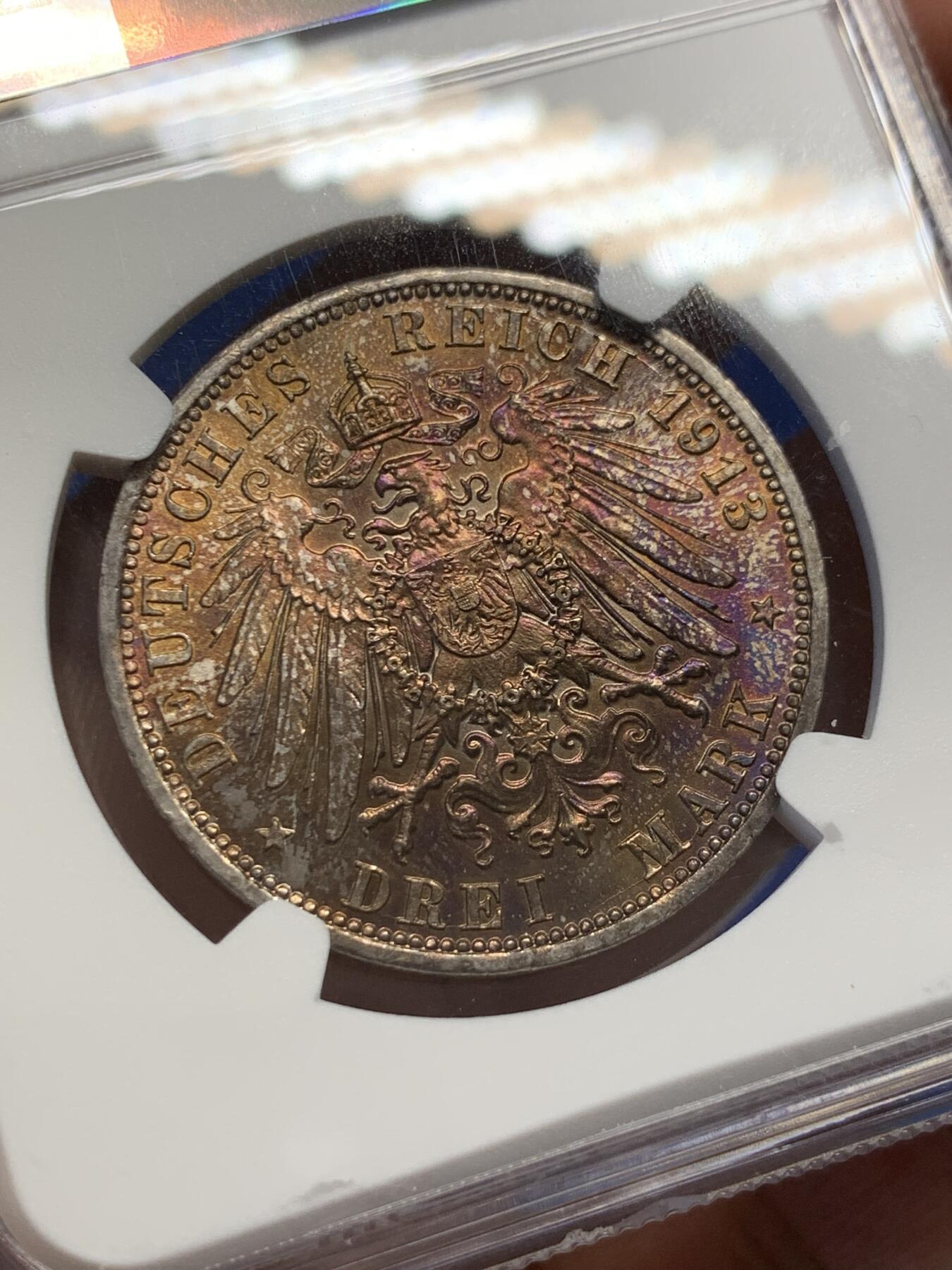 《竞宝斋》第411场 周日，周一，周二，3场连拍 （全场包邮） NGC MS62 德国 1913年 普鲁士威廉二世花枝3马克银币 背面五彩