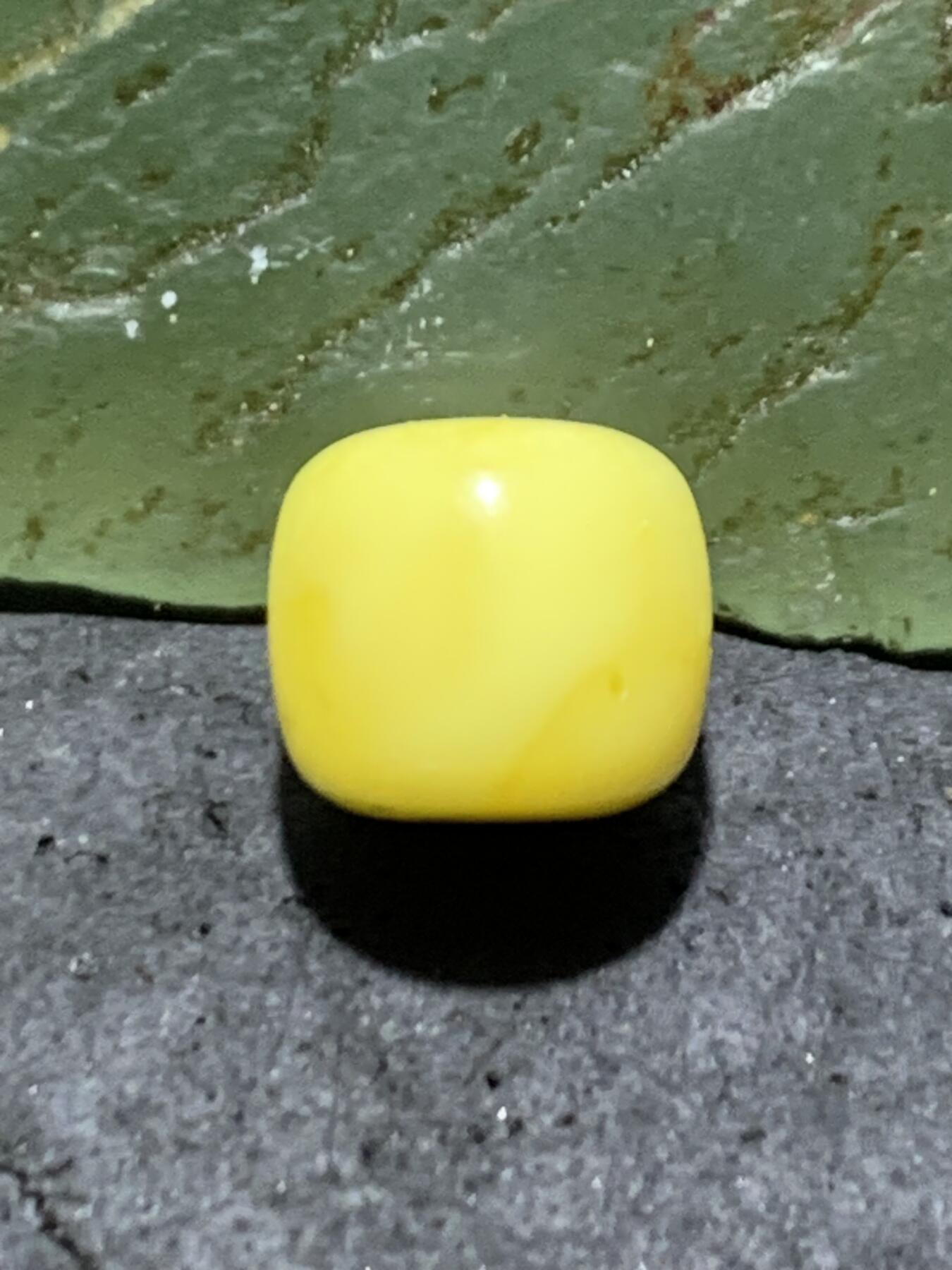天然俄料原矿蜜蜡老形桶珠一颗，