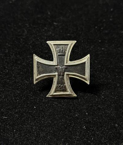 戎马世界章牌大赏第103期 - 德国一战一级铁十字勋章，品相较差  背打900银标和pm厂标