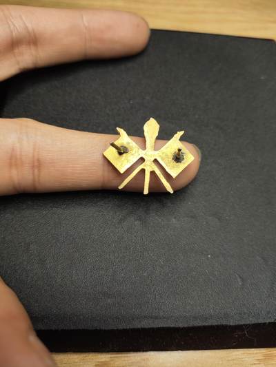 新时代收藏徽章红藏拍卖(第二十四场)  限时回归徽章杂项大合集拍场 二战美军 通讯兵种领章 造币厂制作 带厂标 带不生锈金属标记 此为二战期间美国开发出的一种铜合金 不会生锈 这种标记只见于二战早期徽章中