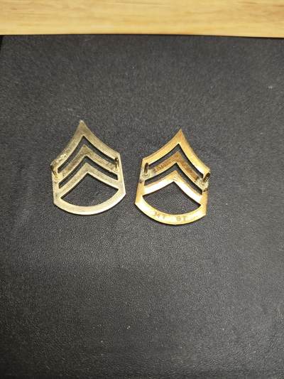 新时代收藏徽章红藏拍卖(第二十四场)  限时回归徽章杂项大合集拍场 美军原品 E-6 上士领章 SSG 背后带厂标