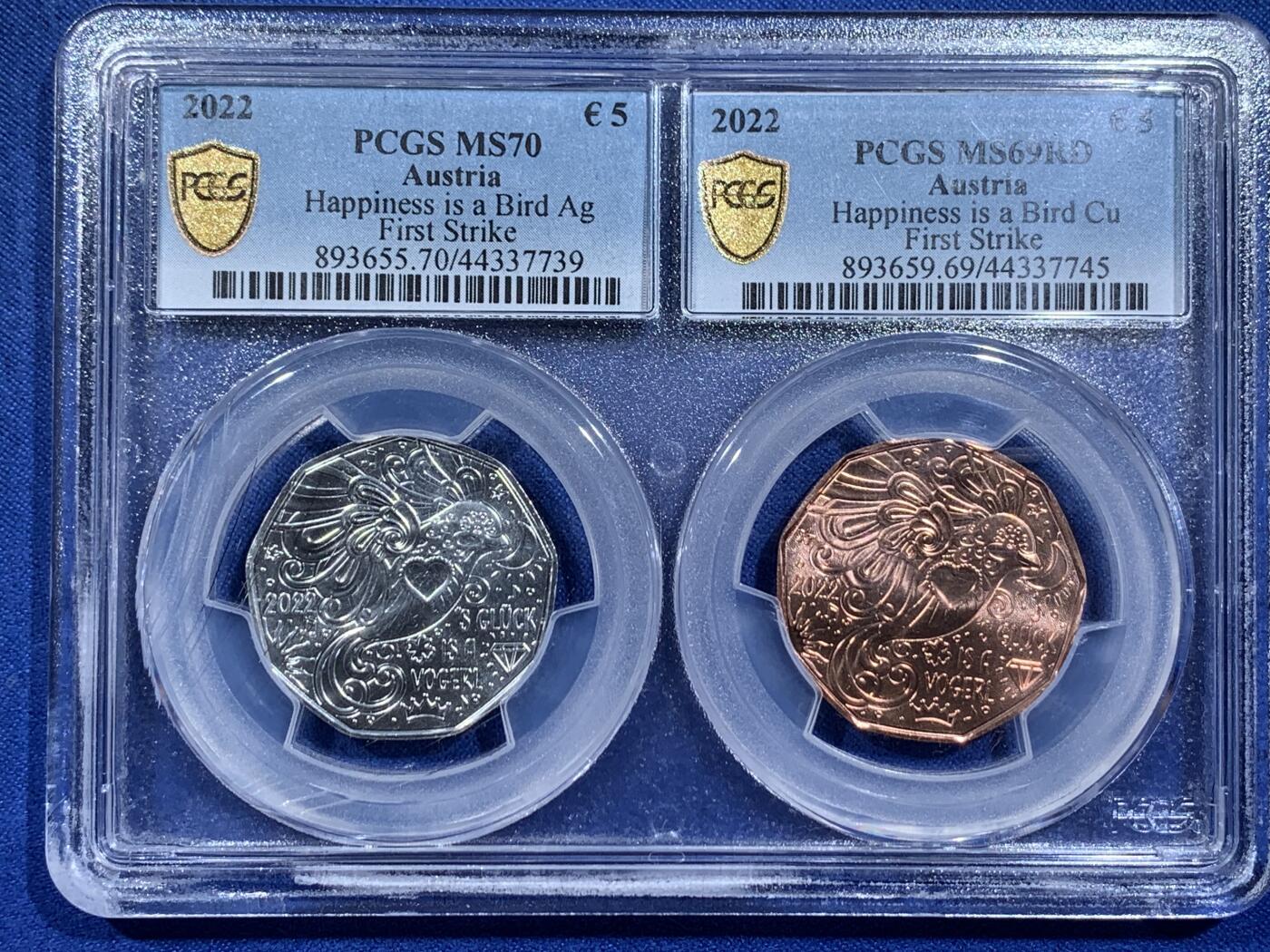 《竞宝斋》第411场 周日，周一，周二，3场连拍 （全场包邮） 两枚装 PCGS MS70/MS69RD 奥地利2022年发行《幸福是一只鸟》九边形5欧新年硬币 银质/铜质 盒子有暗裂纹 细节见图