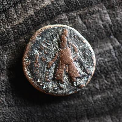 【良泉】第38期【直播场】9月18日晚19.30点开拍！ 组，西方古代钱币、丝路杂项专场  - 【少见小面值】公元100-128年【贵霜帝国】第三任国王，威玛·卡迪菲兹（阎膏珍）一德拉克马铜币，4.07克