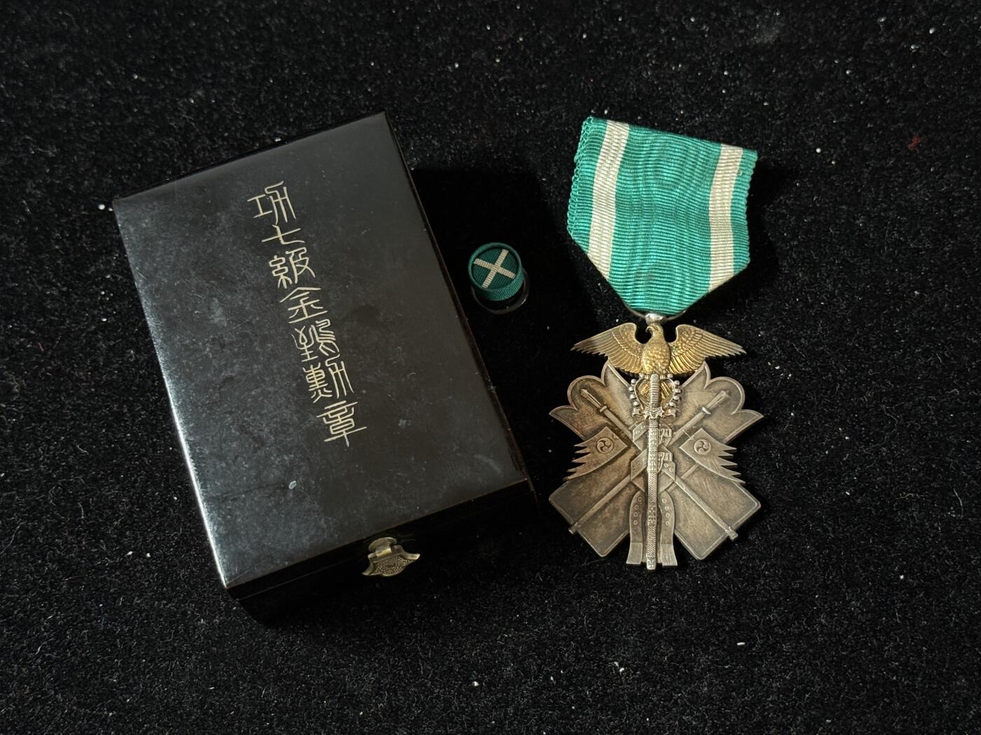 戎马世界章牌大赏第103期 勿忘国耻！功七级金鸱章，盒略齐全