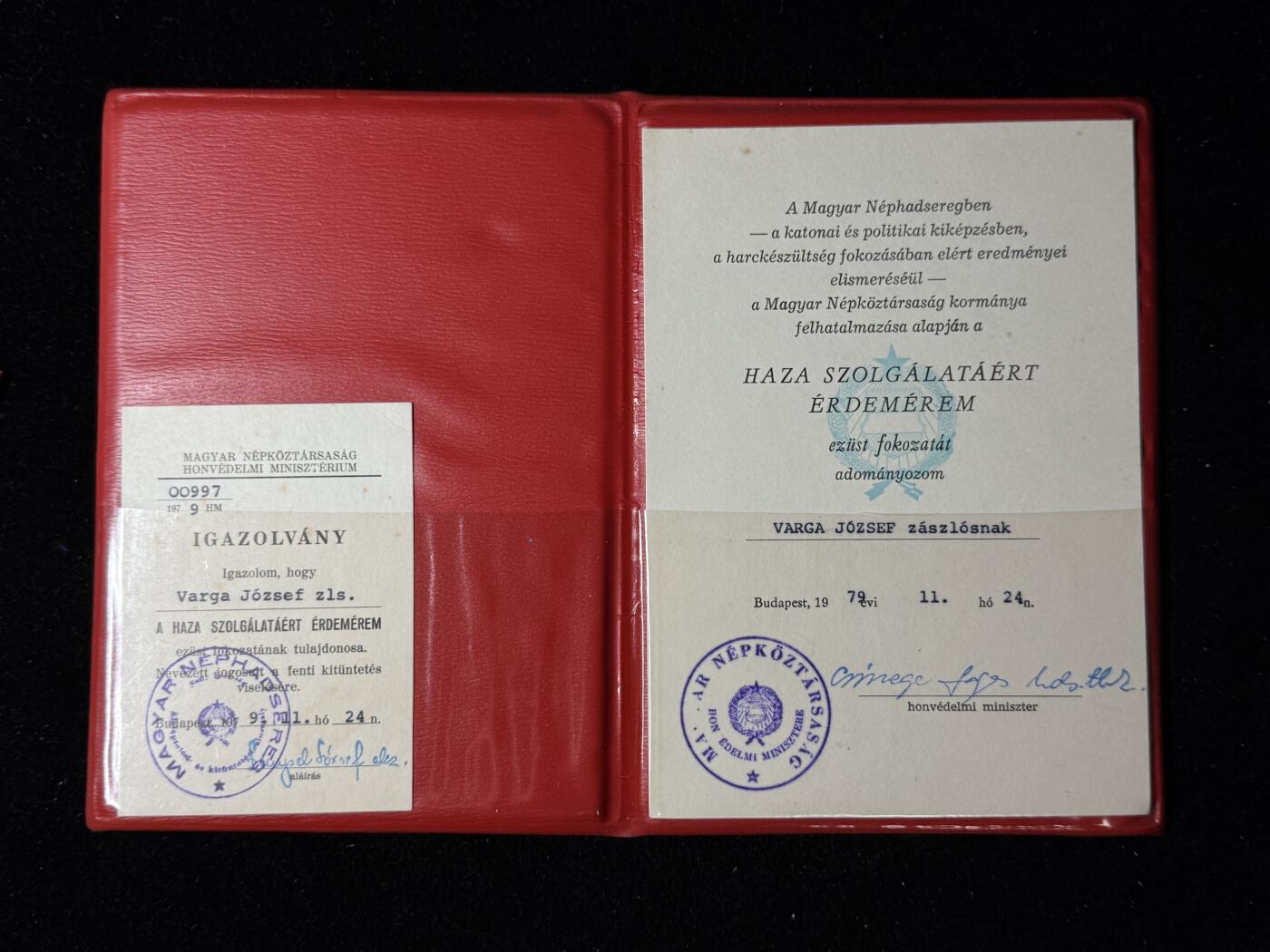 戎马世界章牌大赏第103期 匈牙利人民共和国1979年颁发给准尉 Varga József 的“祖国服务功勋奖章（银级）”证书与证明卡一套，因其在军事与战备训练成绩突出而获授，带国防部长签字与国防部印章
