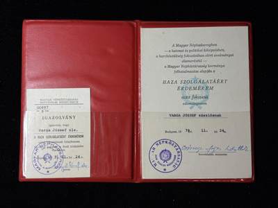 戎马世界章牌大赏第103期 - 匈牙利人民共和国1979年颁发给准尉 Varga József 的“祖国服务功勋奖章（银级）”证书与证明卡一套，因其在军事与战备训练成绩突出而获授，带国防部长签字与国防部印章