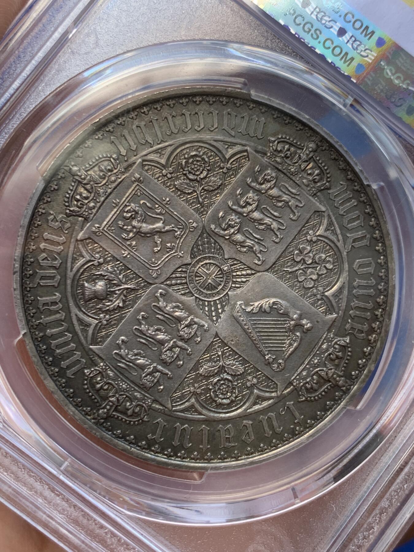 《竞宝斋》第411场 周日，周一，周二，3场连拍 （全场包邮） PCGS PR62 英国1847年维多利亚女王肖像 哥特体精制克朗银币  最美英国硬币 铸造量8000枚 醇美包浆 立体感一流 上手震撼 龙头品种 （人像面文字分别为：维多利亚，蒙神之恩，不列颠女王，信仰守护者；背面文字分别为：守护，联合王国神，主纪念，第1847年），深彩包浆，打制犀利。