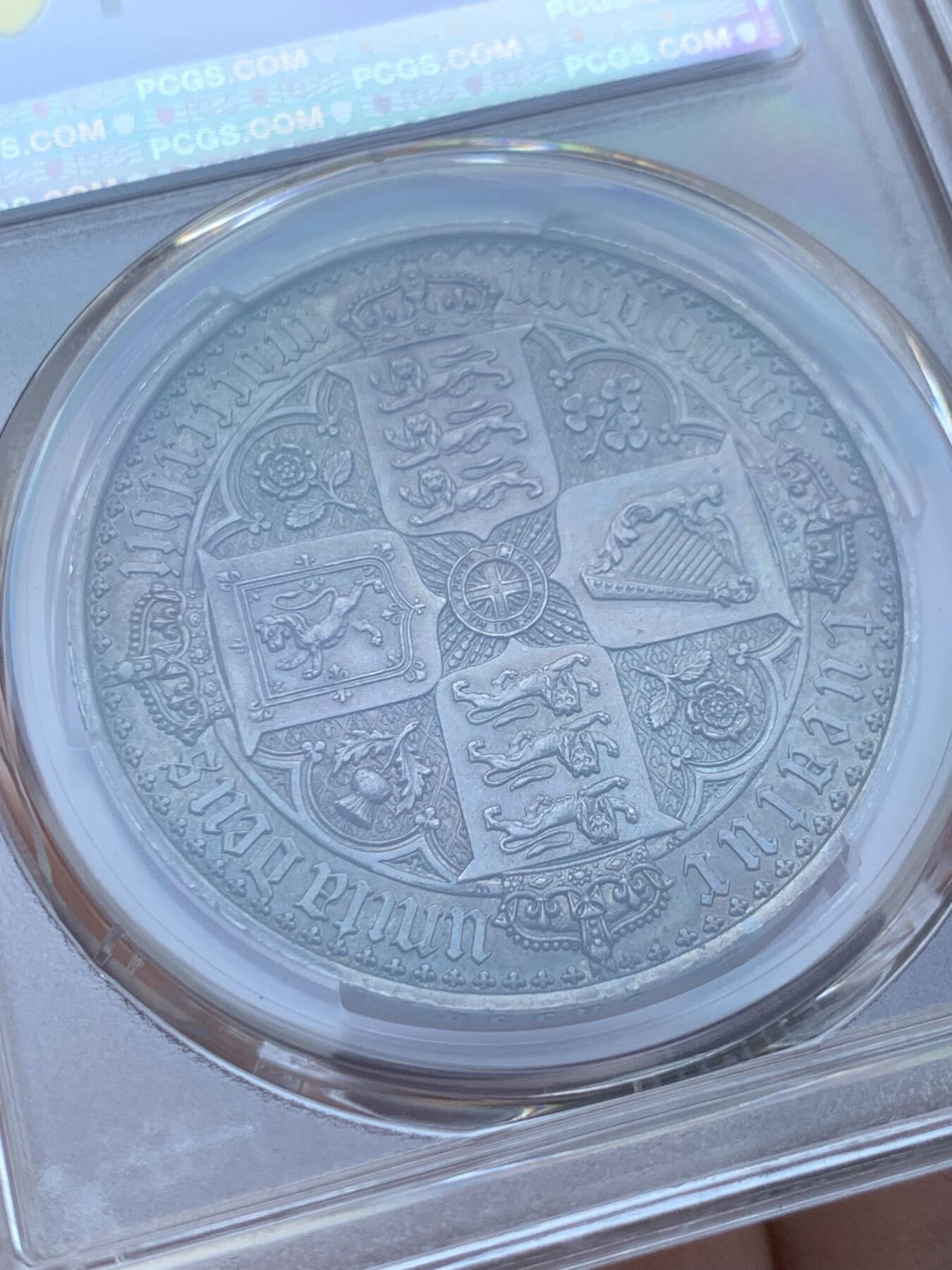 《竞宝斋》第411场 周日，周一，周二，3场连拍 （全场包邮） PCGS PR62 英国1847年维多利亚女王肖像 哥特体精制克朗银币  最美英国硬币 铸造量8000枚 醇美包浆 立体感一流 上手震撼 龙头品种 （人像面文字分别为：维多利亚，蒙神之恩，不列颠女王，信仰守护者；背面文字分别为：守护，联合王国神，主纪念，第1847年），深彩包浆，打制犀利。