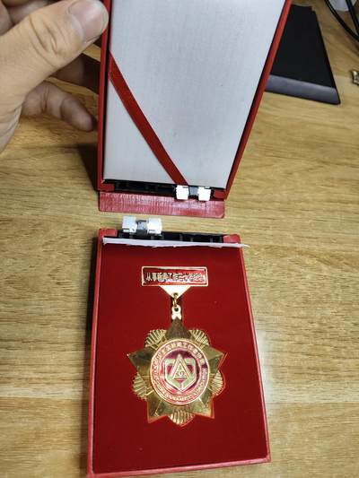 新时代收藏徽章红藏拍卖(第二十四场)  限时回归徽章杂项大合集拍场 新闻工作25周年奖章 80年代设立发给参与新闻工作25年以上的记者