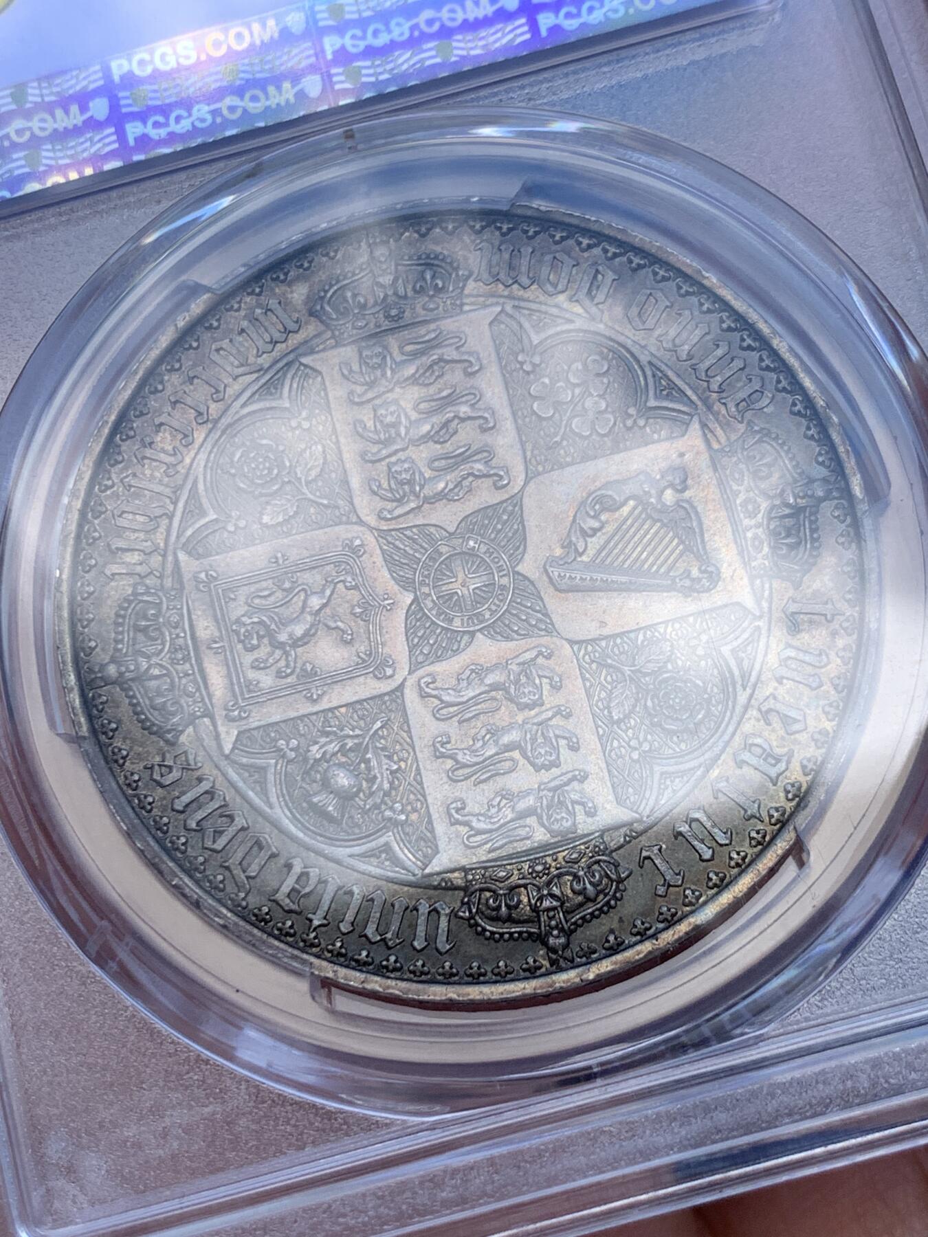 《竞宝斋》第411场 周日，周一，周二，3场连拍 （全场包邮） PCGS PR62 英国1847年维多利亚女王肖像 哥特体精制克朗银币  最美英国硬币 铸造量8000枚 醇美包浆 立体感一流 上手震撼 龙头品种 （人像面文字分别为：维多利亚，蒙神之恩，不列颠女王，信仰守护者；背面文字分别为：守护，联合王国神，主纪念，第1847年），深彩包浆，打制犀利。