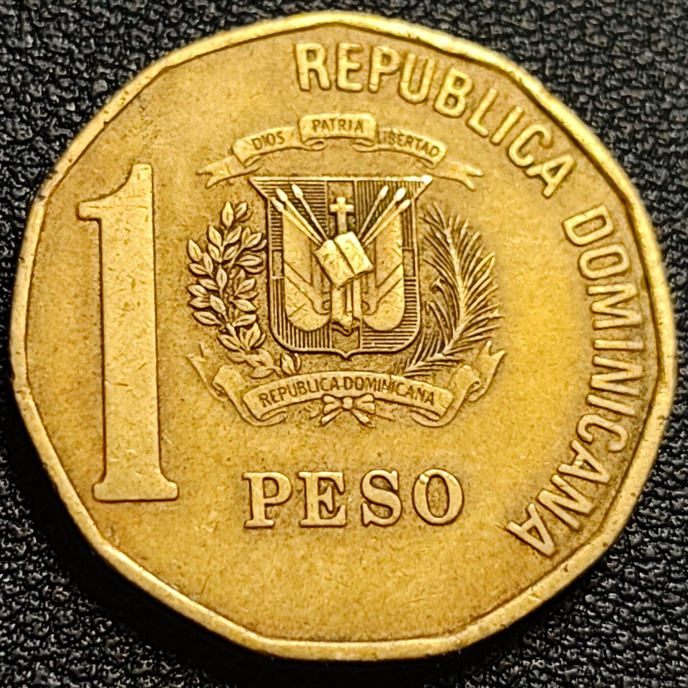泉币菌-第93场-精品福利场（满包邮条件，下周一发货） 少见 1997年 多米尼加共和国 1比索黄铜币 国父胡安杜阿尔特  25毫米6.5g