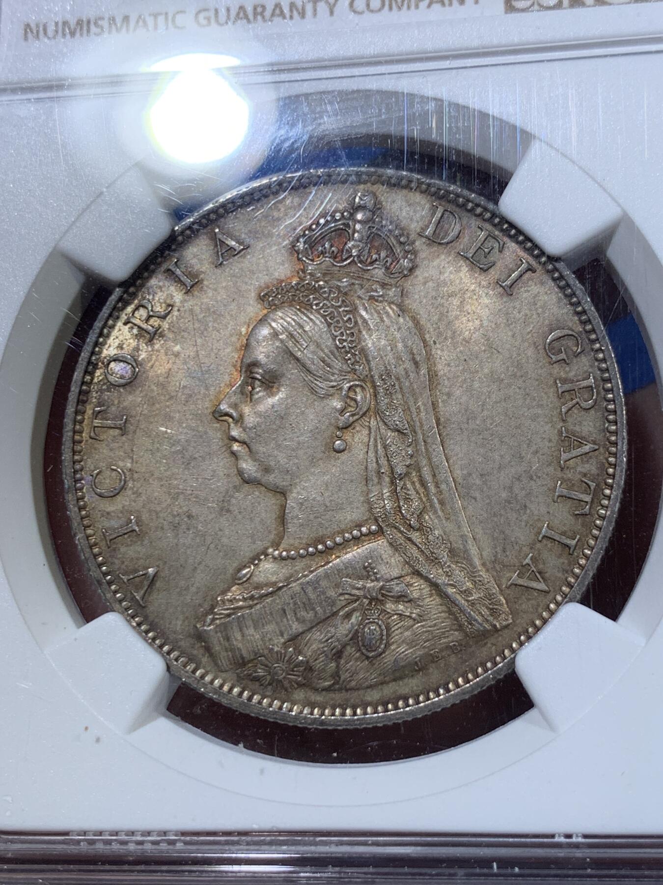 《竞宝斋》第411场 周日，周一，周二，3场连拍 （全场包邮） NGC MS63 英国1887年维多利亚高冠双弗洛林4S银币 双面丝绸底板 包浆一样漂亮 罗马1版本