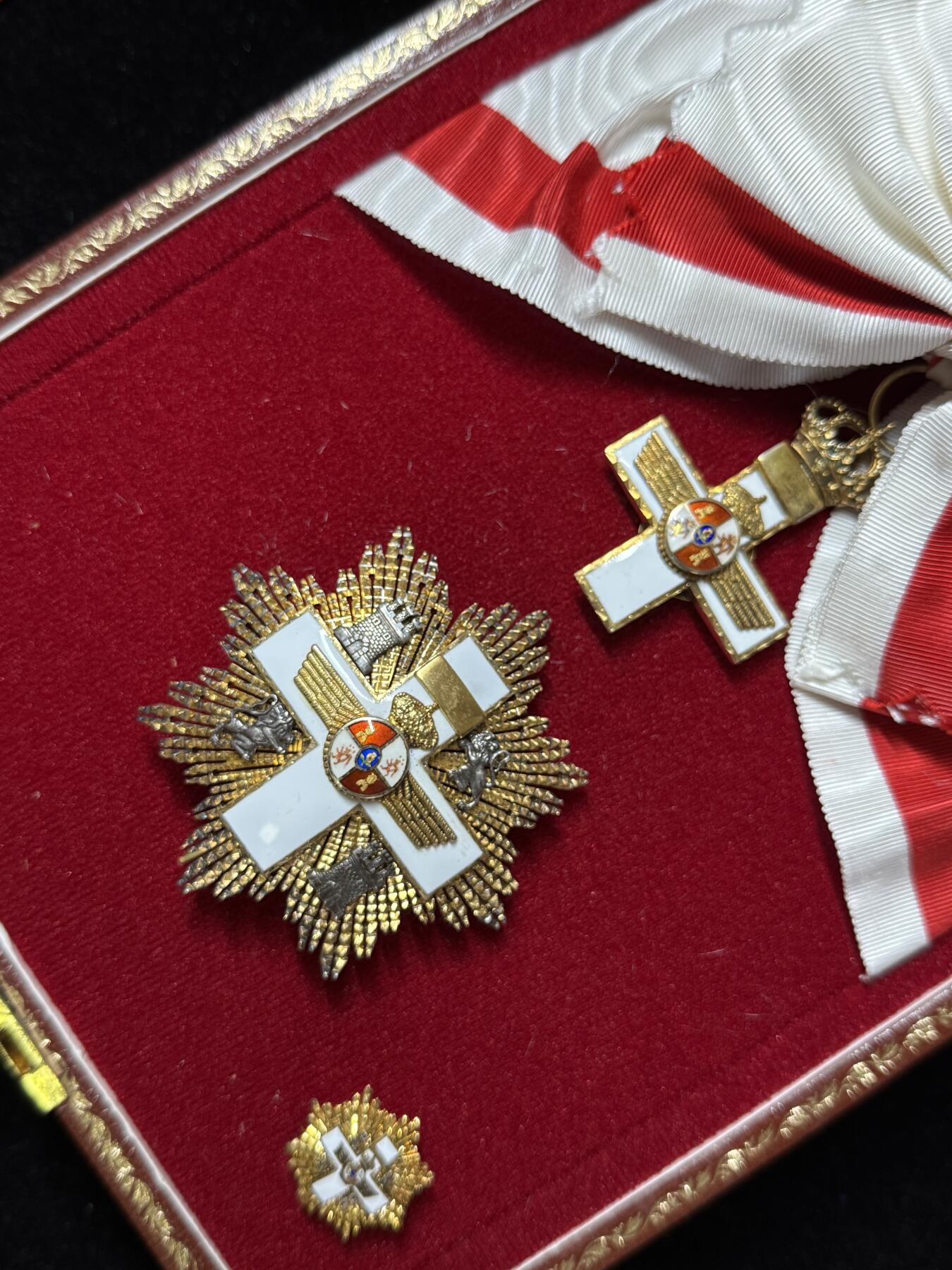 戎马世界章牌大赏第103期 西班牙大十字级空军十字勋章，带盒与mini章，佛朗哥时期版本，早期银制，做工远好于常见的后期合金版