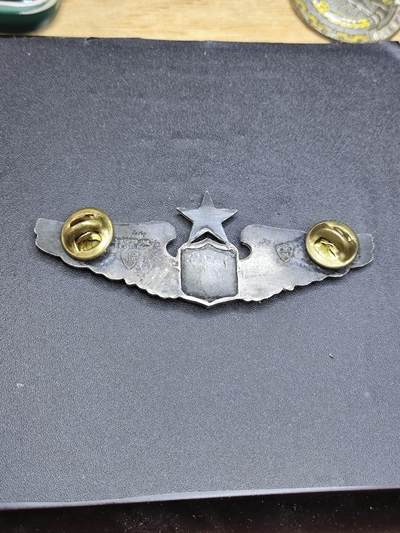 新时代收藏徽章红藏拍卖(第二十四场)  限时回归徽章杂项大合集拍场 朝鲜战争时期美国空军中级飞行员证章 含银 但不是纯银版 大厂NS梅耶生产 带厂标 中级飞行员在美军内通常担任飞行中队长以上职务