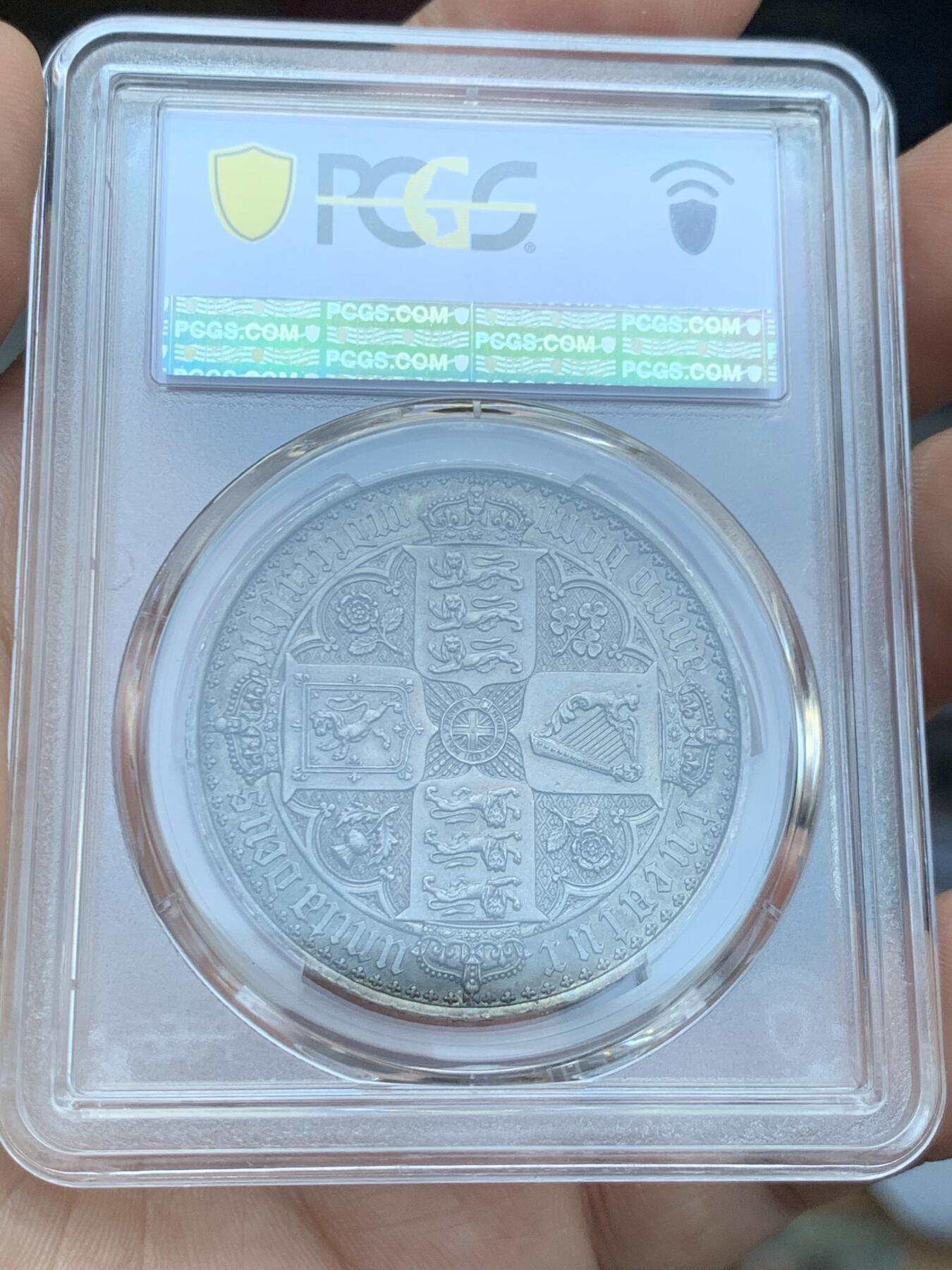 《竞宝斋》第411场 周日，周一，周二，3场连拍 （全场包邮） PCGS PR62 英国1847年维多利亚女王肖像 哥特体精制克朗银币  最美英国硬币 铸造量8000枚 醇美包浆 立体感一流 上手震撼 龙头品种 （人像面文字分别为：维多利亚，蒙神之恩，不列颠女王，信仰守护者；背面文字分别为：守护，联合王国神，主纪念，第1847年），深彩包浆，打制犀利。