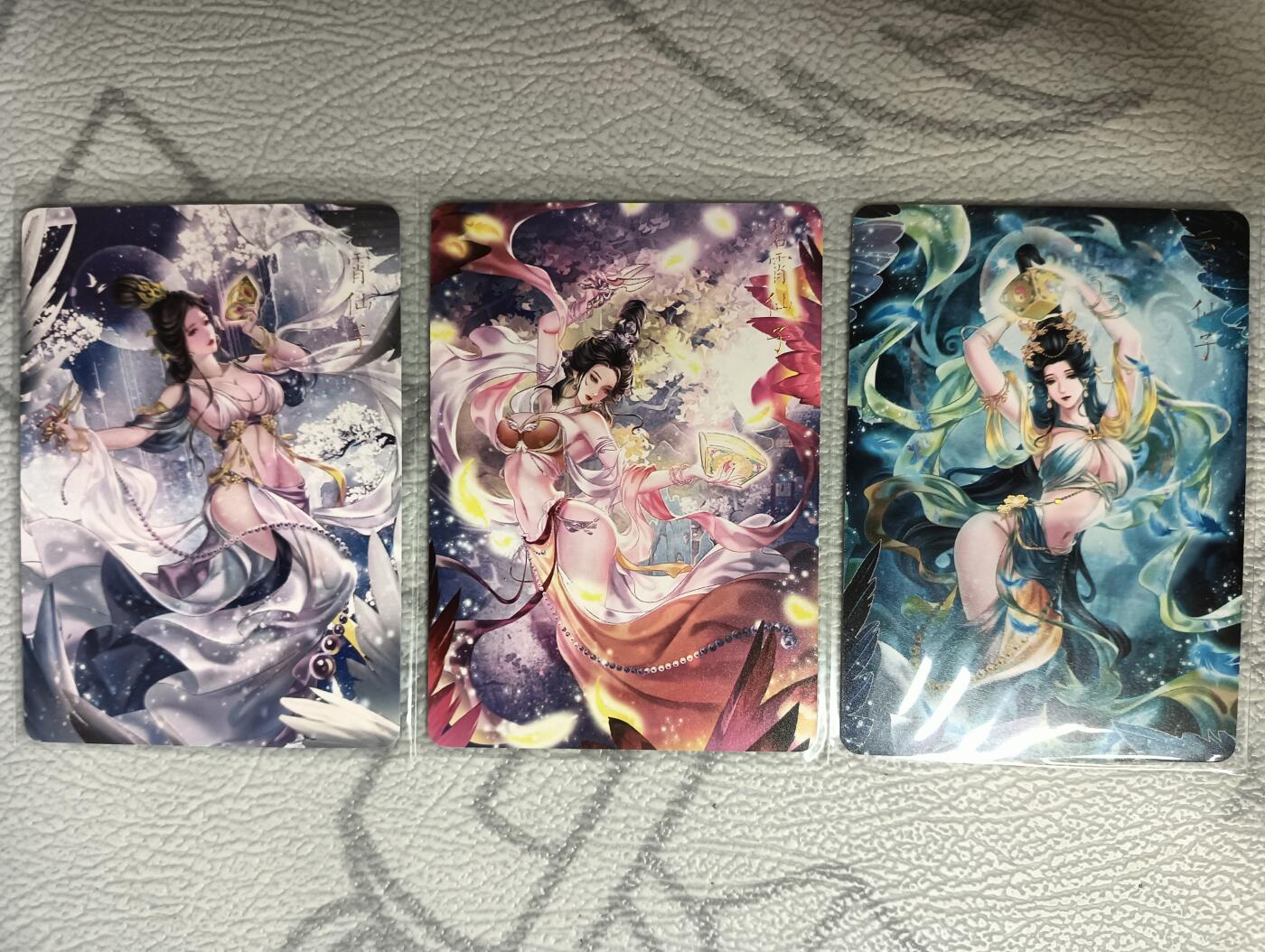 花开卡拍第35期（8月24号周日截拍，品控勿拍!!!拍品不寄存，运费5元，自制卡难免瑕疵，可能存在轻微撞角爆边等出厂瑕疵，品控介意勿拍！） 燎原玲姐解语花 三霄娘娘 幻彩普卡 3张