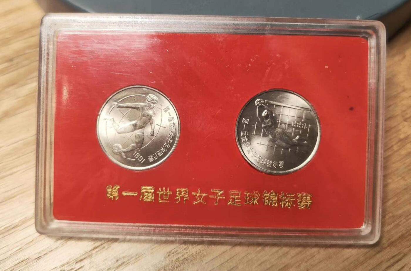 首日封，无佣金 女足纪念币一套，如图全新原盒包装