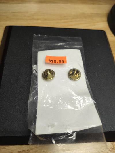 新时代收藏徽章红藏拍卖(第二十四场)  限时回归徽章杂项大合集拍场 美军 载具驾驶技能章 授予坦克装甲车成员组 好品带包装背后有售价