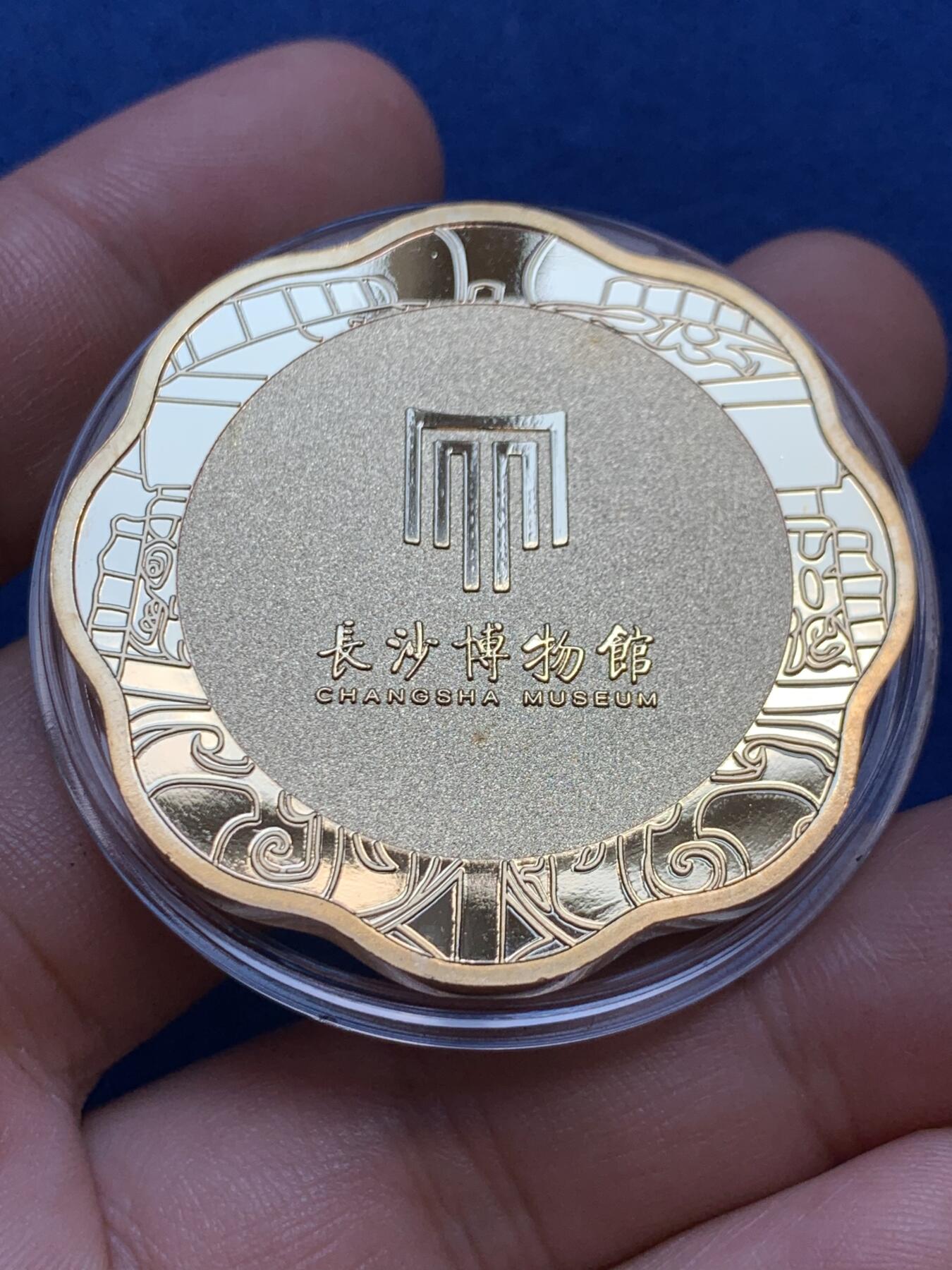 《竞宝斋》第411场 周日，周一，周二，3场连拍 （全场包邮） 长沙博物馆异形纪念章 商兽面纹提梁卣