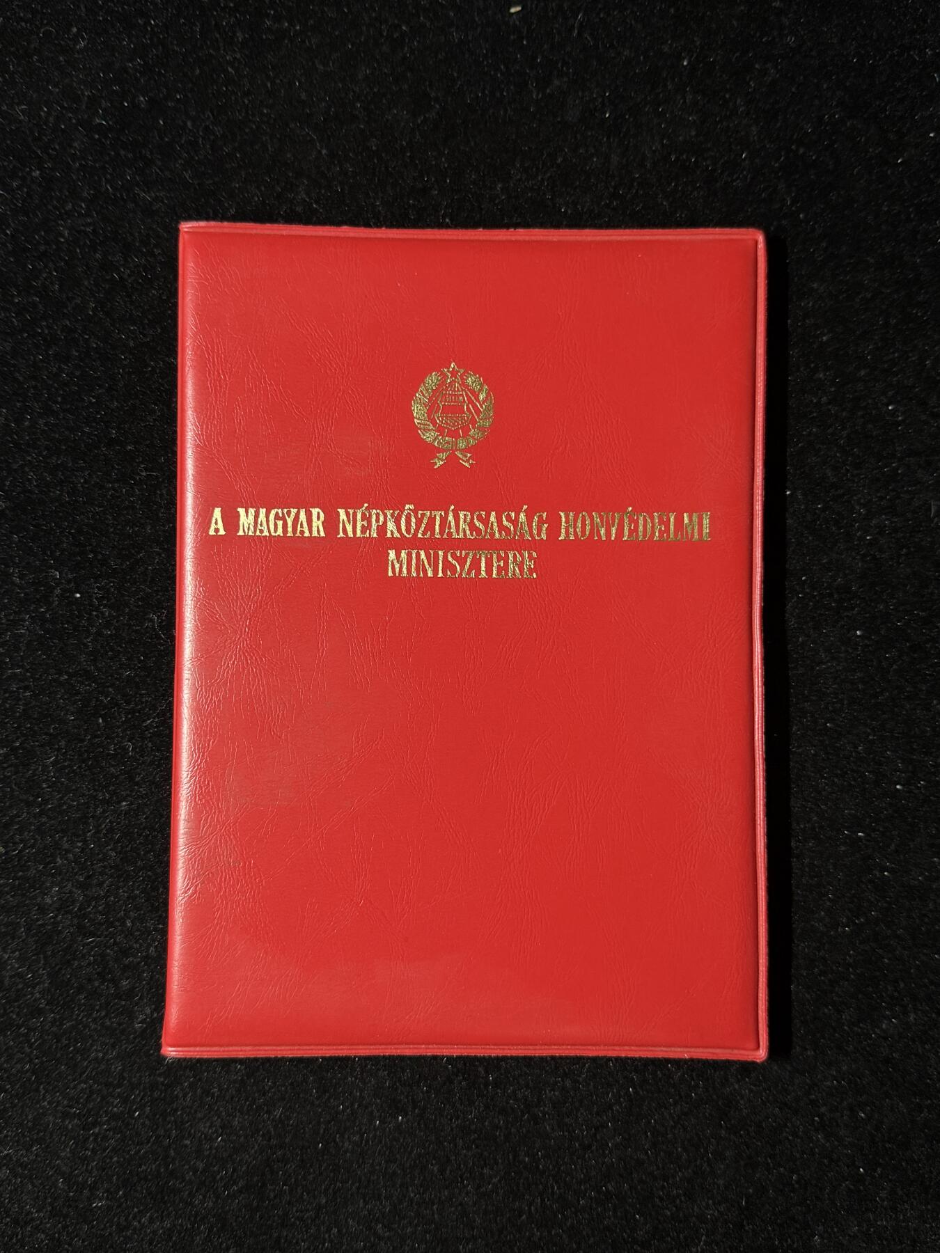 戎马世界章牌大赏第103期 匈牙利人民共和国1982年颁发给加尔·提博尔少校的“祖国服务功勋奖章（金级）”证书与证明卡一套，因其在军事与政治训练、战备成绩方面获奖，带国防部长签字与国防部印章