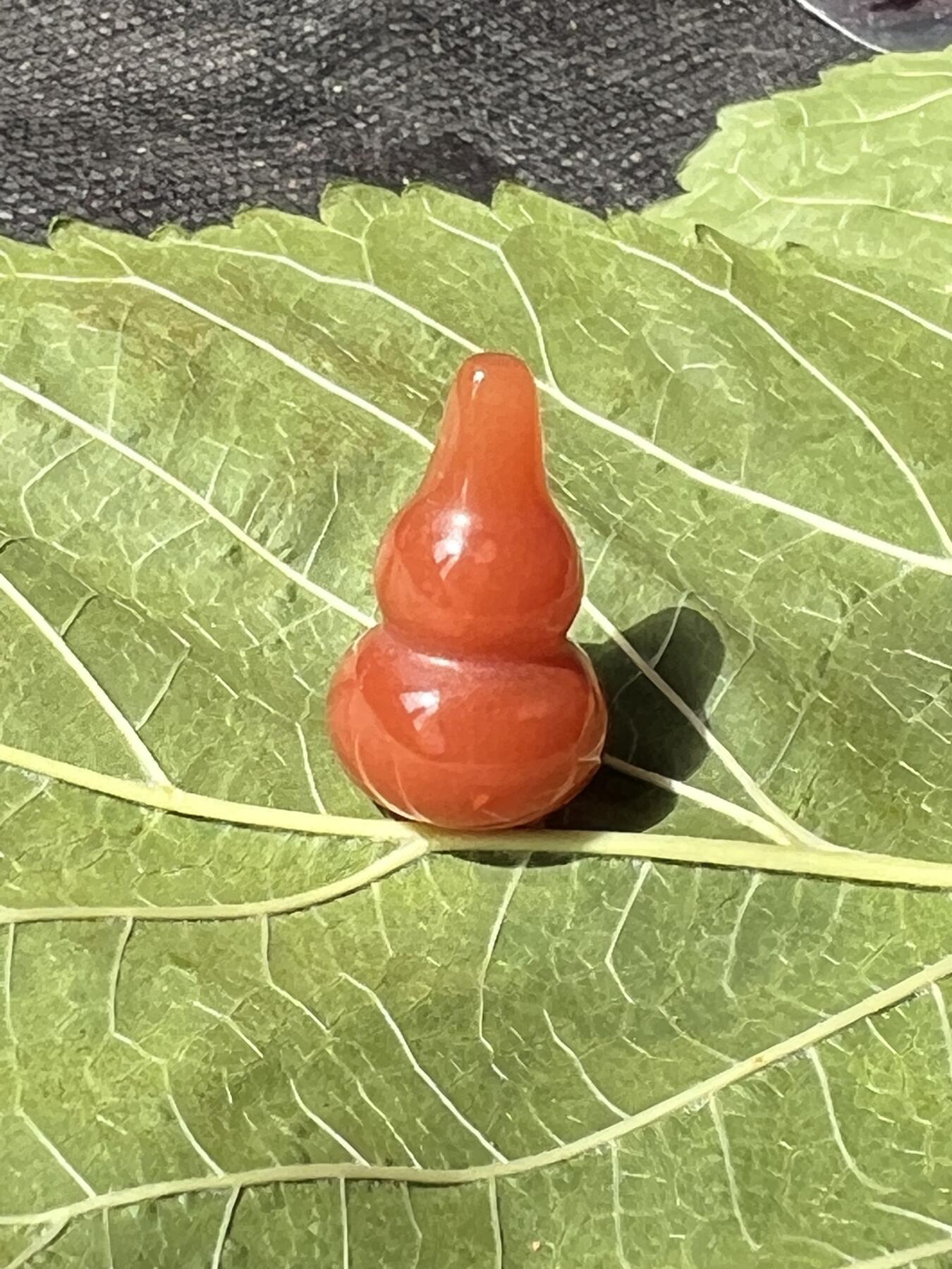 零元拍：漂亮的南红玛瑙葫芦，纯手工，尺寸约：大肚 14，小肚 10，高 23，4.3克，因为拍照环境以及光线的变化，颜色以实物为准。拍到就送一斤（只多不少）南红鱼缸石