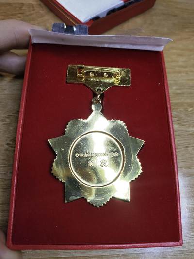 新时代收藏徽章红藏拍卖(第二十四场)  限时回归徽章杂项大合集拍场 新闻工作25周年奖章 80年代设立发给参与新闻工作25年以上的记者