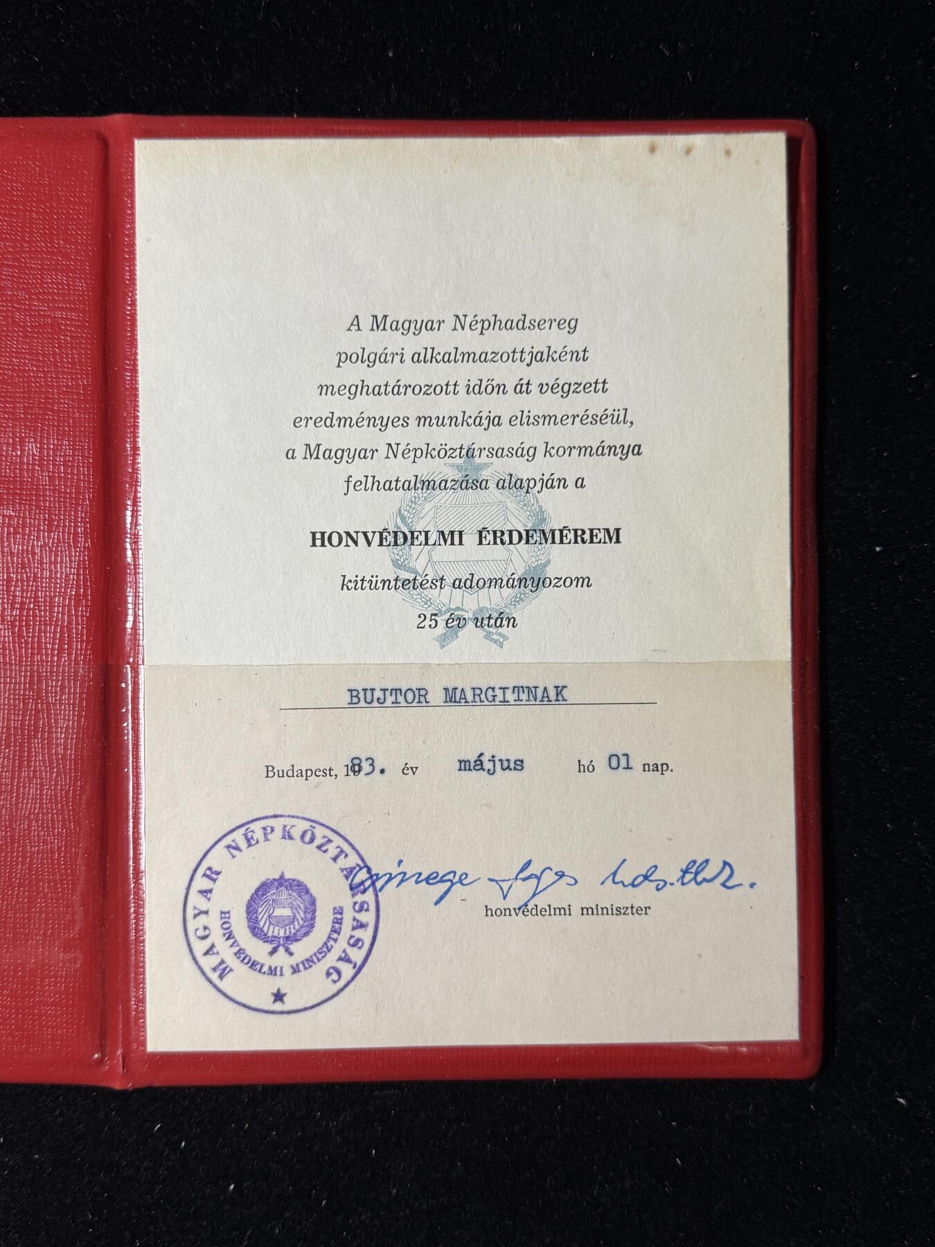 戎马世界章牌大赏第103期 匈牙利人民共和国1983年颁发给 Bujtor Margit 的“国防功勋奖章”证书与证明卡一套，因其25年优异工作成绩而获此荣誉，带国防部长签字与国防部印章