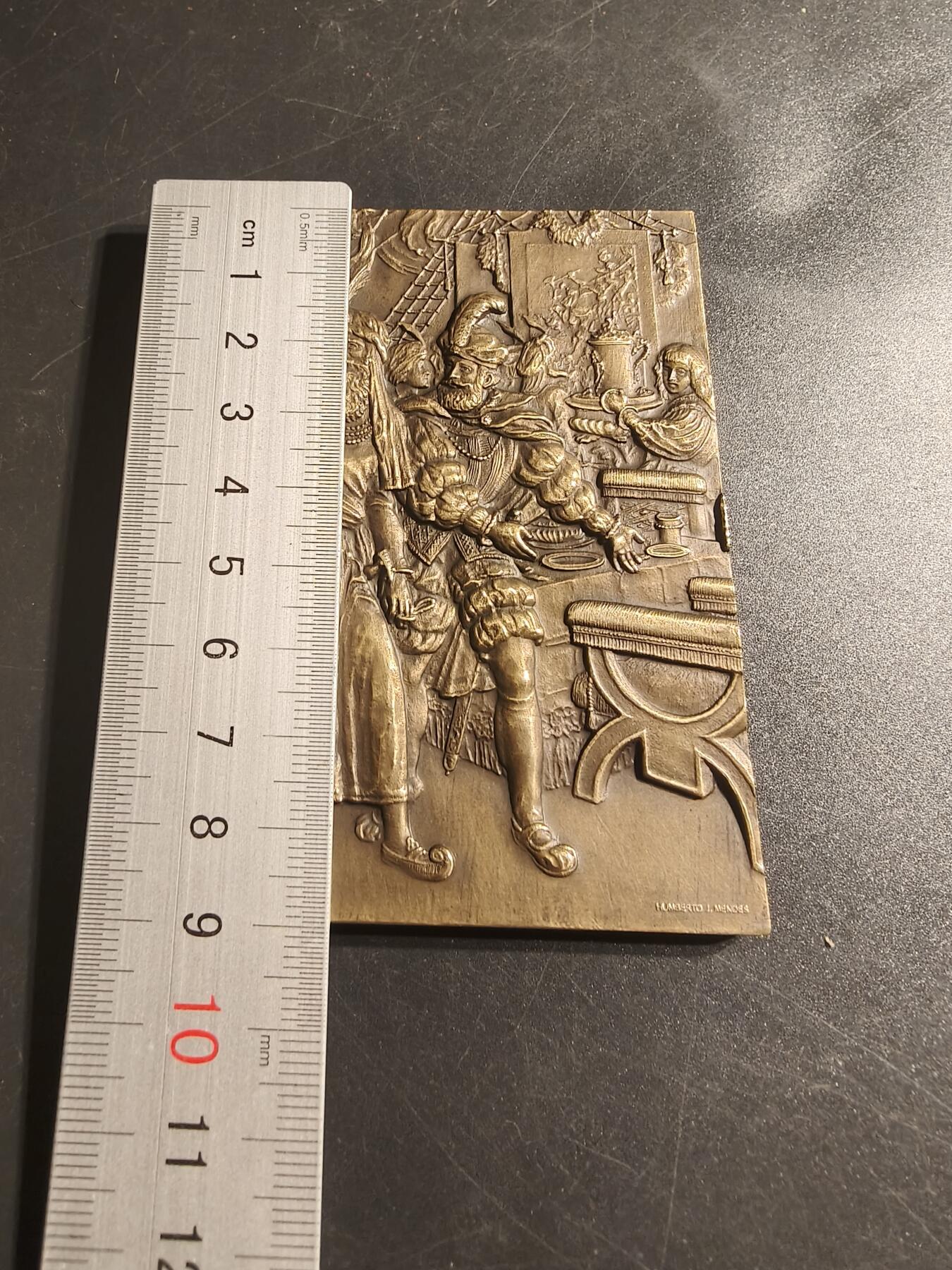 老王徽章第144期 葡萄牙路易斯·卡蒙斯史诗《卢济塔尼亚人之歌》方形大铜章   尺寸90×75mm   重量284g    这部作品主要歌颂了葡萄牙探险家瓦斯科·达·伽马发现通往印度的海路，以及葡萄牙民族在地理大发现时代的伟大成就。﻿
