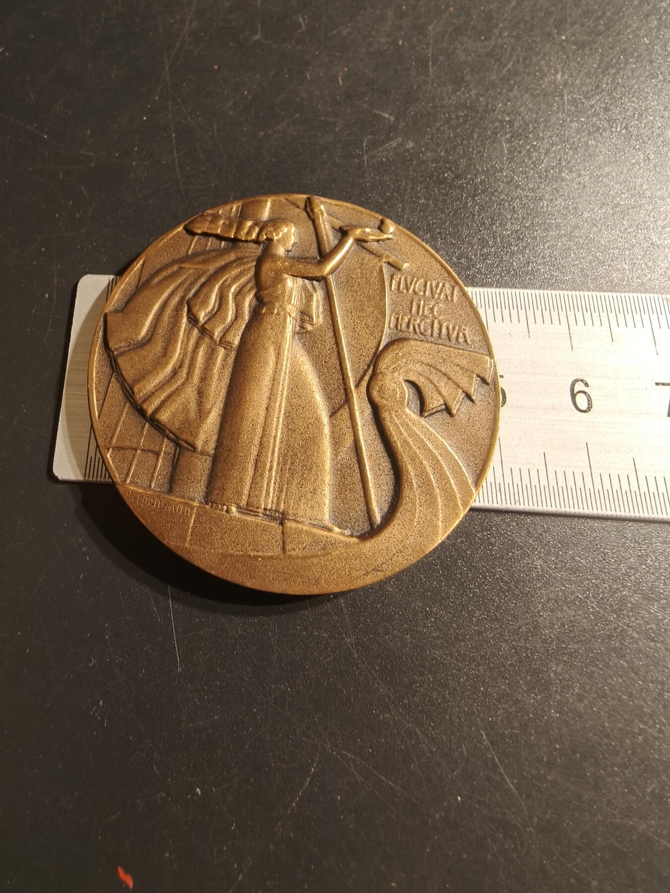 老王徽章第144期 法国巴黎市议会赠大铜章    原盒    直径50mm   重量50g